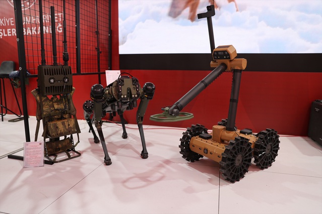 Jandarmanın mayın tespit aracı ve dört bacaklı robotu Şanlıurfa'da tanıtıldı