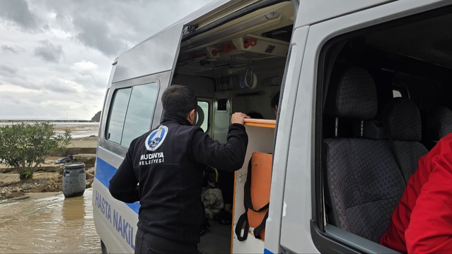 Bursa Mudanya'da sağanak sokak ve evleri su altında bıraktı, 3 çocuk ve anne kurtarıldı