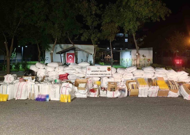 Aksaray'da durdurulan tırda 5,5 milyon liralık kaçak sigara ve tütün ele geçirildi