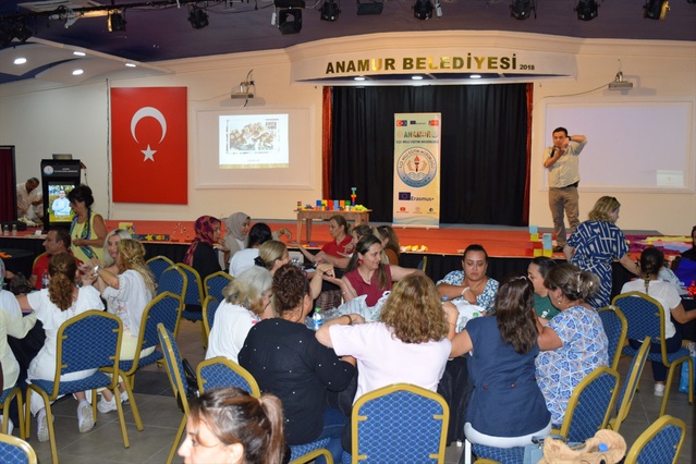 Anamur'da oyun temelli öğrenme konferansında öğretmenler uygulamaları deneyimledi