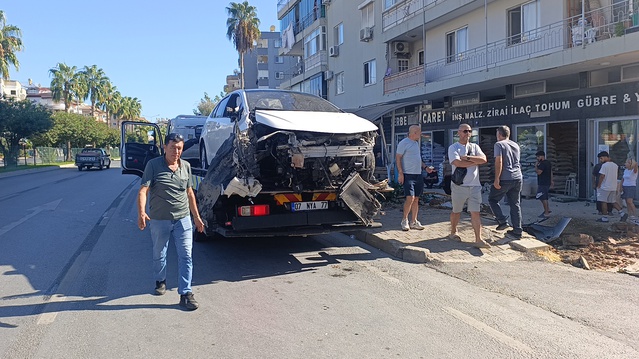 Alanya'da kontrolden çıkan otomobil durağa daldı: Yayanın hayati tehlikesi var
