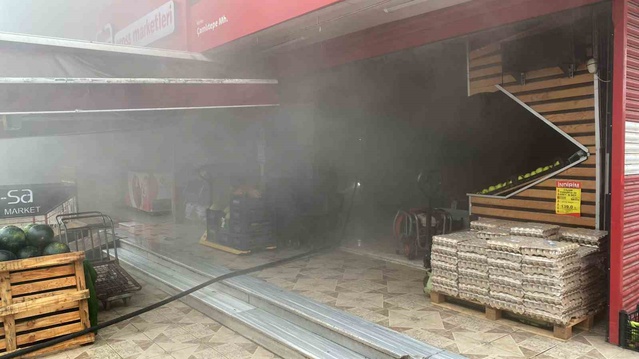Kocaeli Körfez'de market deposundaki yangın markete yayıldı, ürünler zarar gördü