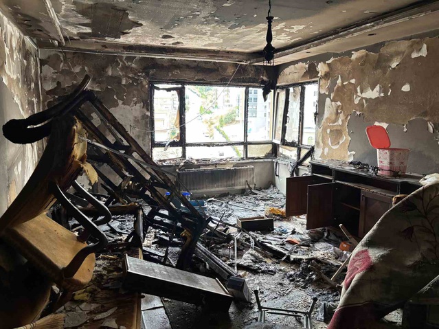 Ankara Mamak'ta apartman yangınında mahsur kalan anne ve oğlunu itfaiye kurtardı
