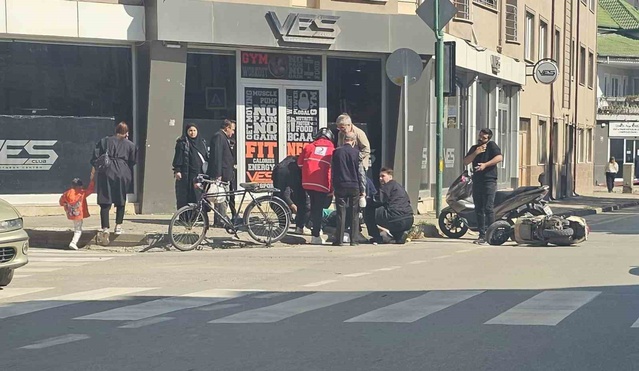 Bursa İnegöl'de otomobil ile çarpışan motosikletin sürücüsü yaralandı, gözlüğünü çıkarmadı