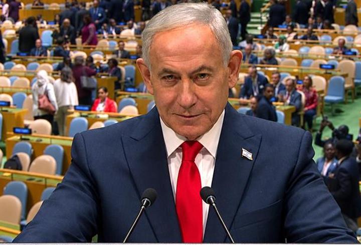 BM'de Netanyahu'ya dev protesto! Elinde bombayla kürsüye çıktı, boş salona konuştu