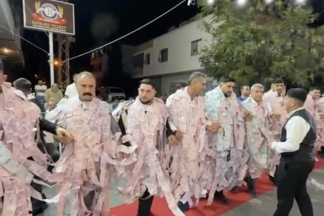 Görüntü Türkiye'den! Paraları üzerlerine dolayıp halay çektiler