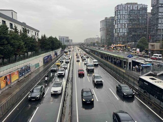 İstanbul'da akşam iş çıkışında yağış trafiği vurdu, yoğunluk yüzde 85'e ulaştı