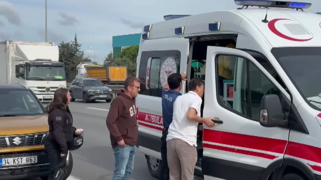 Emniyet şeridinde duran otomobile çarpan motosikletli polis Tuzla'da yaralandı