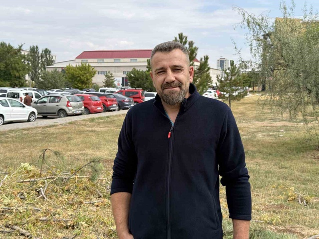 Sivas'ta çay içerken yavru yılanı yakalayan vatandaş, onu sevip doğaya bıraktı