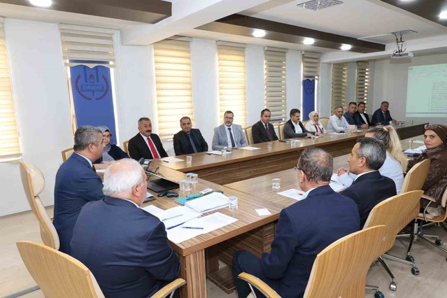 Erzurum'da rehberlik komisyonu akran zorbalığını Ekici başkanlığında ele aldı