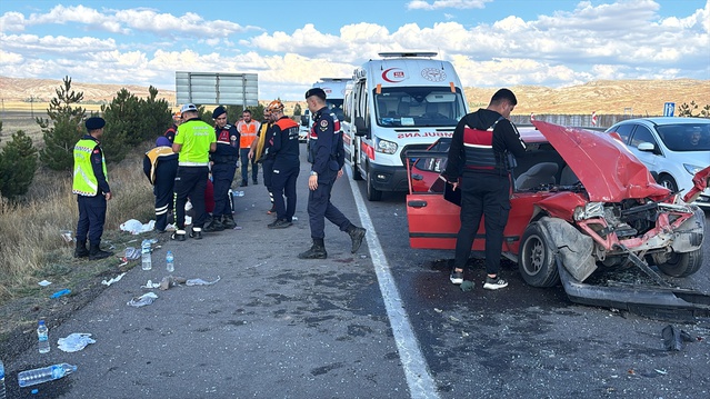 Sivas-Kayseri yolunda tıra arkadan çarpan otomobildeki 6 kişi yaralandı