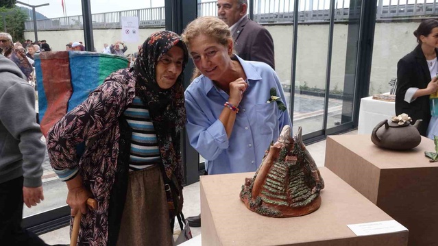 Rize Çayeli'de Bursa'dan gelen 65 eserlik çaydanlık sergisi açıldı