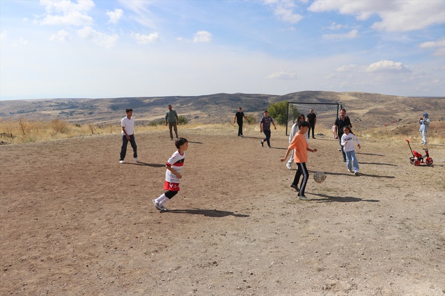 Yozgat'ta site sakinleri, çocukların futbol sahasındaki uçurum sorununa çözüm istiyor