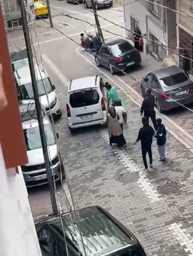 Esenyurt'ta araca çarpan eski kocaya kadının ailesi tekme tokat saldırdı