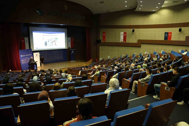 Düzce Üniversitesi'nde yeni kayıt yaptıranlara oryantasyon programları iki gün sürdü