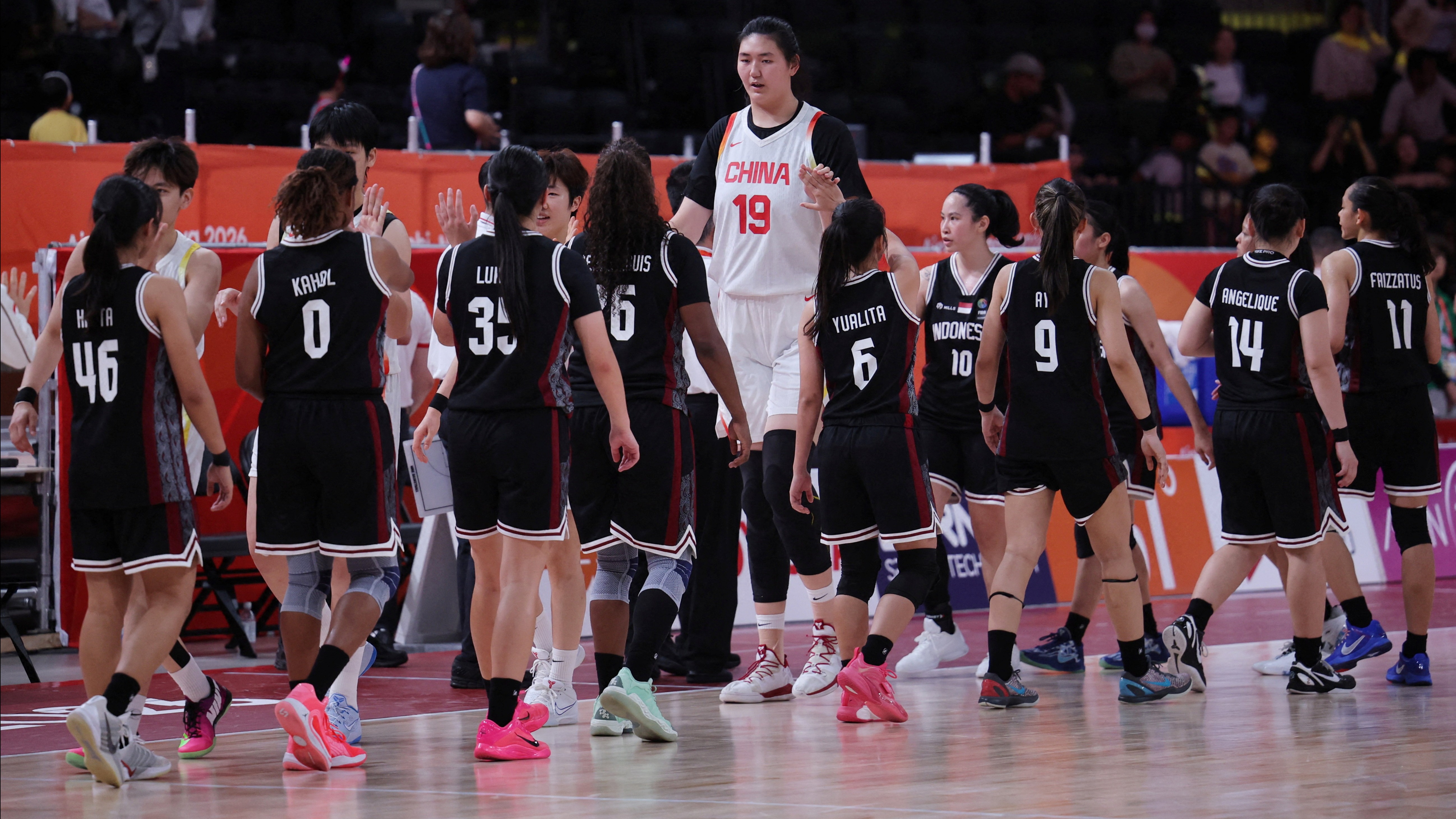 2.20'lik kadın basketbolcu 13 dakikada 22 sayı attı