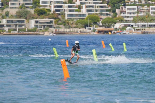 Bodrum Gündoğan'da Su Jeti ve MotoSurf Türkiye Şampiyonası 83 sporcuyla başladı