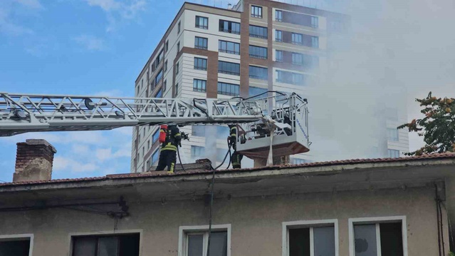 Kayseri Kocasinan'da metruk evin çatısında çıkan yangın kısa sürede söndürüldü