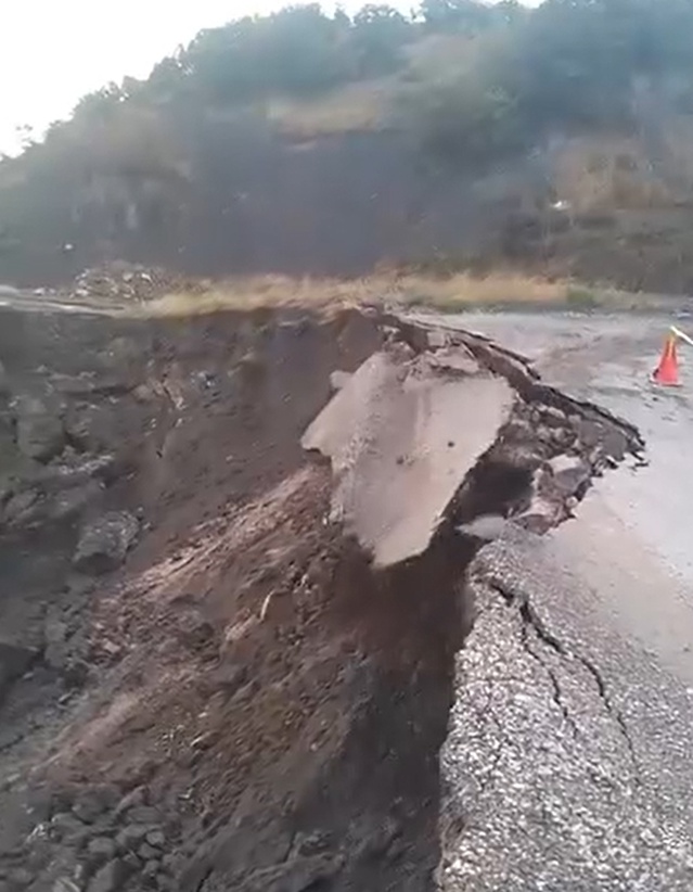 Tokat Pazar'da heyelanla çöken Ocaklı köyü yolu trafiğe kapatıldı, çökme anı kamerada