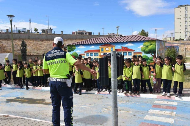 Siirt'te öğrencilere trafik kuralları Jandarma ekiplerince uygulamalı öğretiliyor
