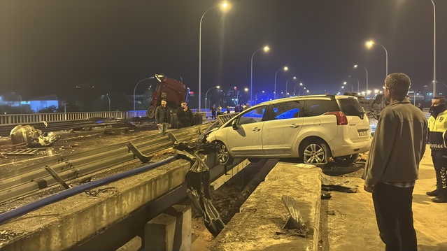 Afyonkarahisar'da tır ile 3 otomobilin karıştığı kazada 1 kişi öldü, 7 kişi yaralandı