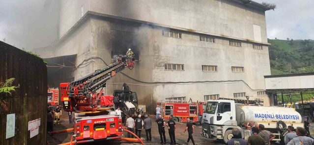Rize Çayeli'nde Okumuş Çay Fabrikası'nın ambalaj deposundaki yangın söndürüldü