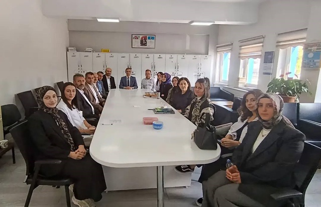 Bayburt Milli Eğitim Müdürü Kahraman, iki lisede öğretmenlerle görüştü