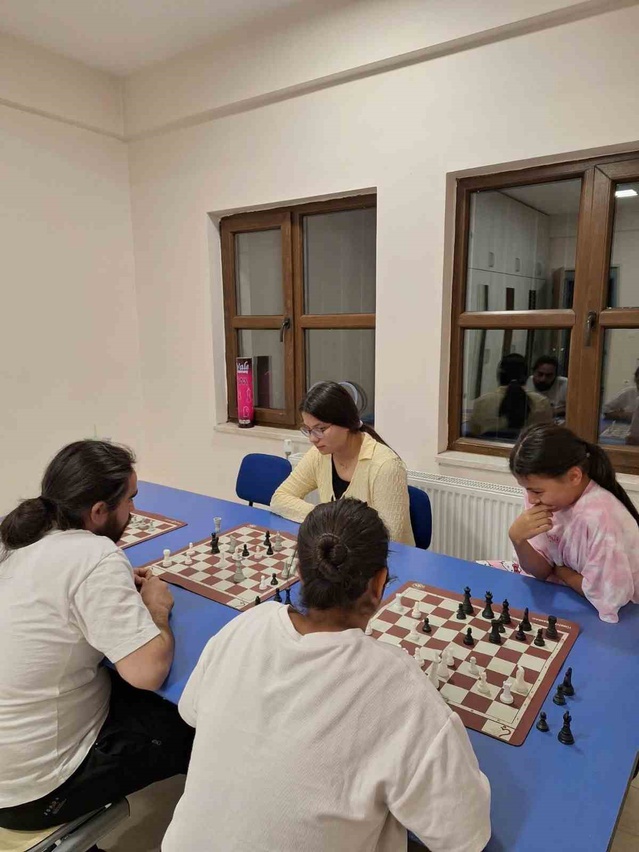 Bilecik Bozüyük'te çocukların yeni hamlesi satranç oldu, kurs yeniden başladı