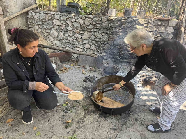 Antalya İbradı'da bağ üzümü kadınların elinde pekmeze dönüşüyor, kilosu 500 lira
