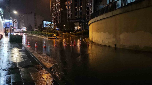 İstanbul Beyoğlu'nda bastıran sağanak Zincirlikuyu alt geçidini su altında bıraktı