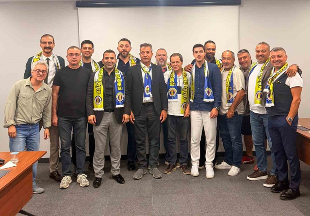 Aliağa Fenerbahçeliler Derneği'nde Hamit Erdem tek listeyle güven tazeledi