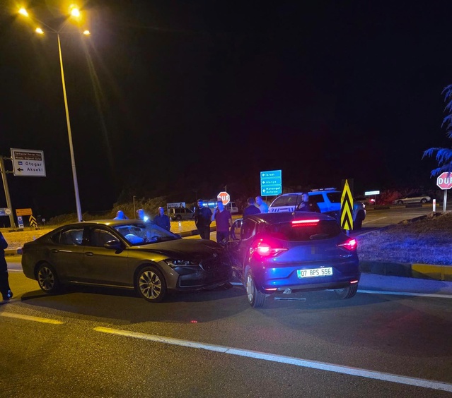 Antalya Akseki'de iki otomobil çarpıştı, 2'si Norveç vatandaşı 3 kişi hafif yaralandı