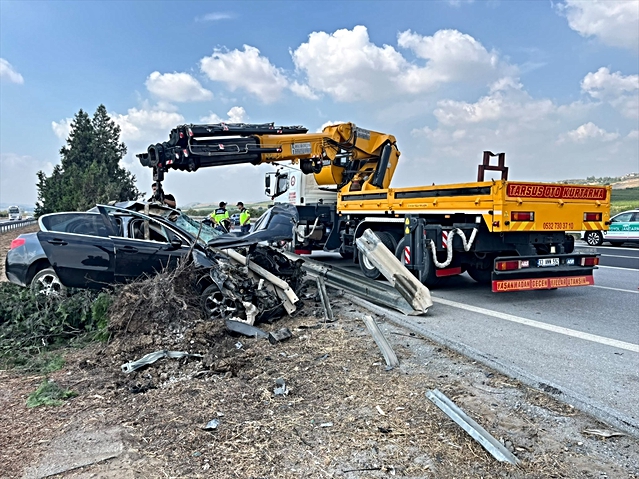 Mersin Tarsus'ta otomobil refüje çarptı, sürücü hayatını kaybetti