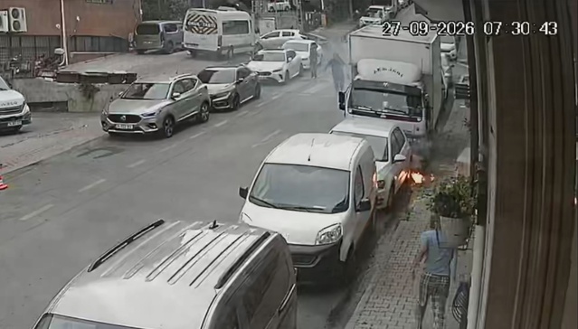 Kağıthane'de yer altı kabloları alev aldı! Sürücü aracını çekerken patlama anı kamerada