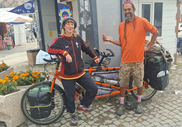 Tandem bisikletle İngiltere'den yola çıkan iki arkadaş Beypazarı'nda mola verdi