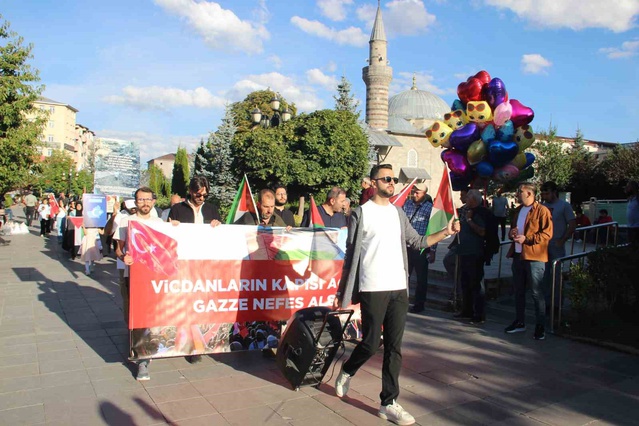 Erzurum'da sağlıkçılar 150. haftada Gazze için Yakutiye Medresesi'ne yürüdü