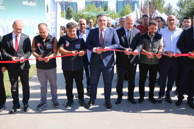 Diyarbakır Yenişehir'de TÜBİTAK destekli bilim şenliği 34 stantla başladı