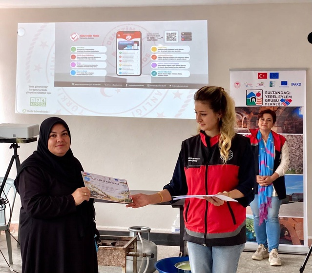 Kırsalda yaşayan kadınlar Sultandağı'ndaki eğitimde pastörize peynir üretti