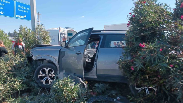 Aydın Söke'de araçla çarpışan motosiklet sürüklendi, kazada 3 kişi yaralandı