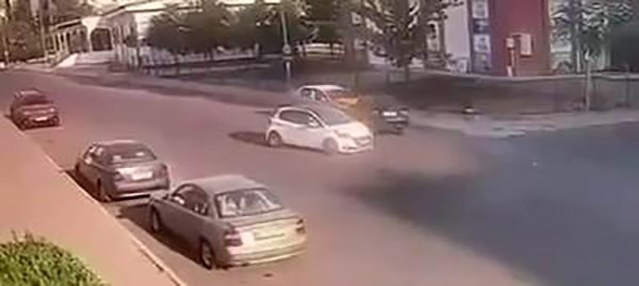 Diyarbakır'da otomobilin park halindeki taksiye çarpması sonucu bir kişi yaralandı