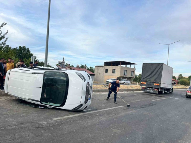 Van Gevaş'ta hafif ticari kamyonet ile kamyonet çarpıştı, 3 kişi yaralandı