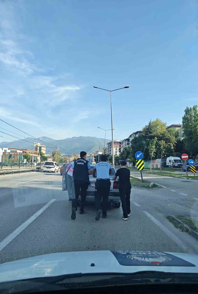 Bursa'da yakıtı biten sürücünün aracını zabıta 2 kilometre iterek istasyona ulaştırdı