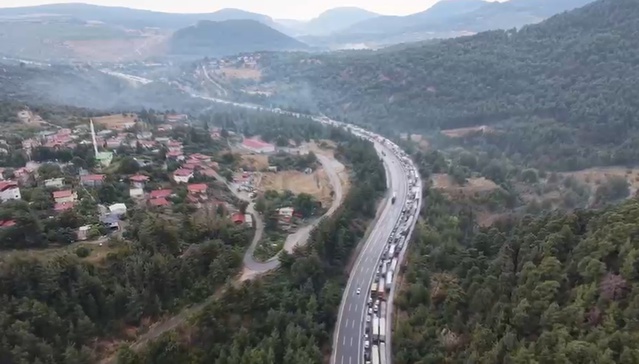 Mersin'de alev alan TIR nedeniyle Adana yönünde kilometrelerce kuyruk oluştu
