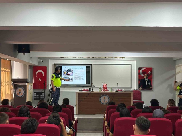 Kuşadası'nda jandarma meslek lisesi öğrencilerine motosiklet güvenliği semineri verdi