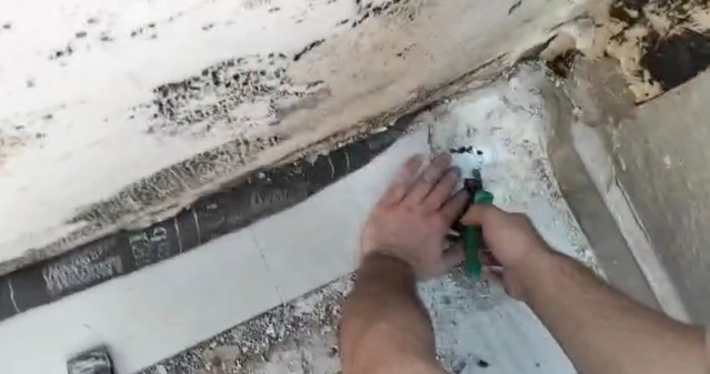 Antalya Manavgat'ta su giderine sıkışan yavru kedi itfaiye ekiplerince kurtarıldı