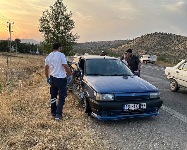 Adıyaman Gölbaşı'nda minibüsle çarpışan otomobildeki 2 yaralı hastaneye kaldırıldı