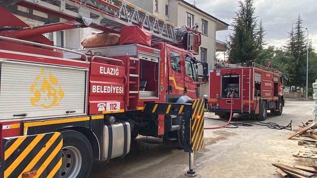 Elazığ'da 3 katlı binanın çatısında çıkan yangın itfaiye ekiplerince söndürüldü
