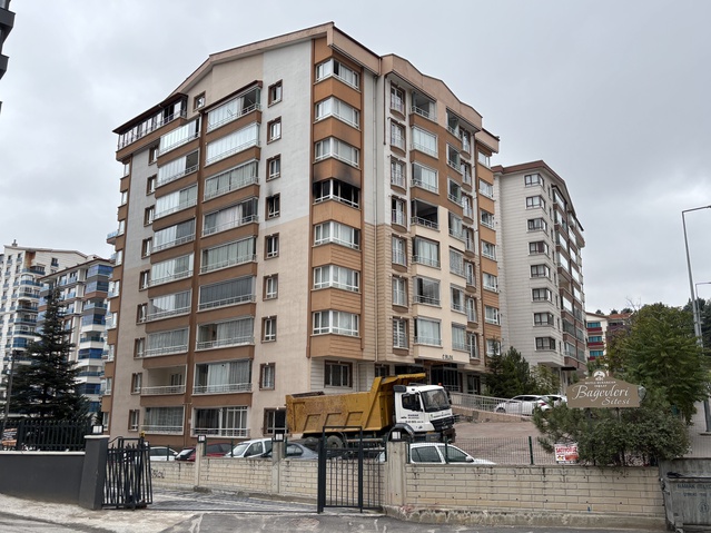 Ankara Mamak'ta yangında mahsur kalan anne ve oğlu itfaiye ekiplerince kurtarıldı
