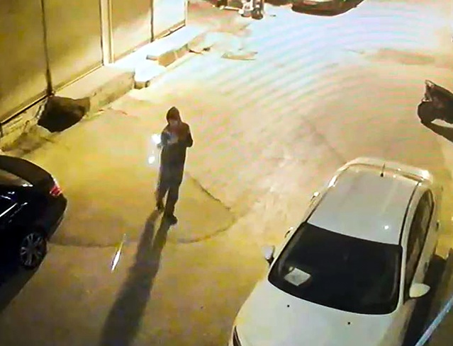 Adana Seyhan'da aynı ailenin araçlarına 2 gün üst üste ateş açan 2 şüpheli aranıyor