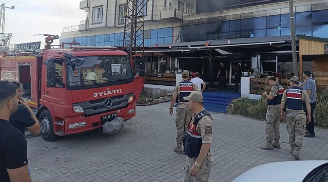 Siirt Üniv. Kezer Yerleşkesi yakınındaki kafede yangın söndürüldü, can kaybı yok